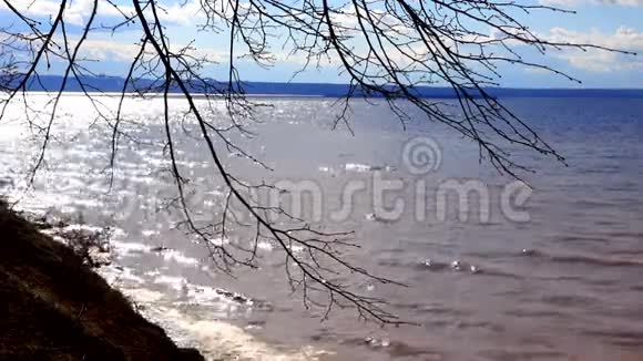 湖面上的小浪傍晚太阳的光线反射在波浪中视频的预览图