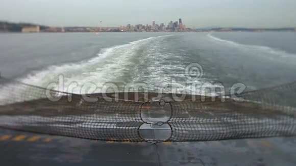 西雅图渡轮后景城市景观倾斜视频的预览图