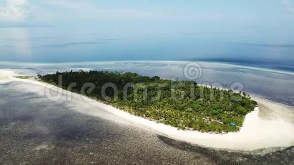 班达海偏远岛屿及珊瑚礁鸟瞰图视频的预览图