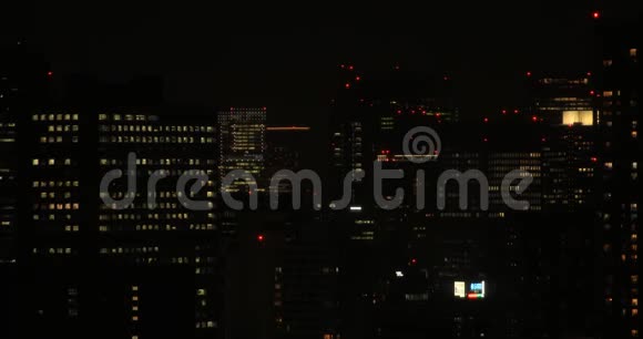 东京新川一夜城市景象高角度长镜头视频的预览图