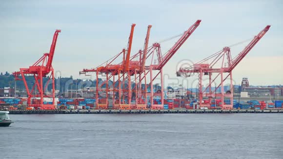 西雅图渡轮经过船厂视频的预览图