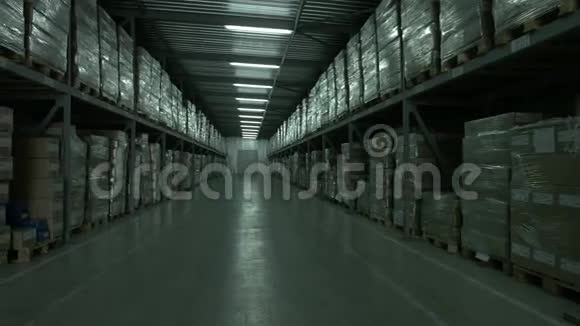工业厂房内的生产仓库视频的预览图