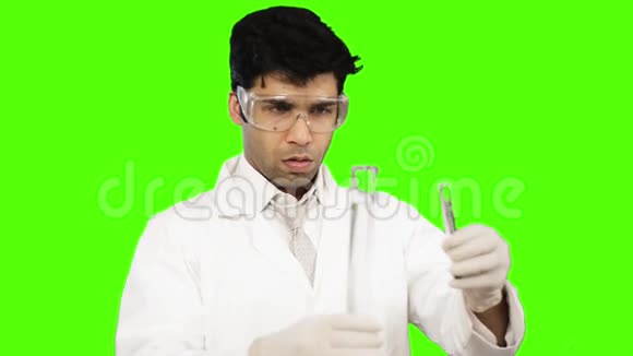 在绿色背景下进行实验的男性科学家视频的预览图