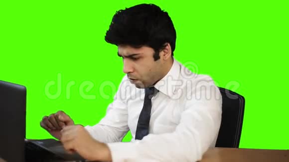 一个在办公室工作的商人在绿色背景下工作视频的预览图
