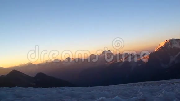 黎明时的全景山峰高加索的伟大和美丽视频的预览图