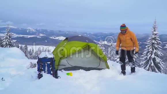 在山里的冬季旅行视频的预览图