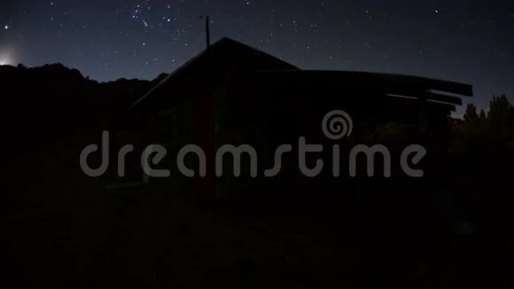 沙漠废弃屋在夜间的时间流逝4K视频的预览图