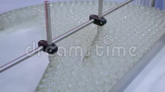 自动化制药技术概念带空玻璃瓶的传送带视频的预览图