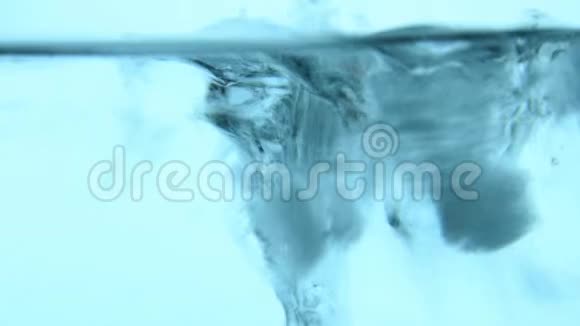 清澈的冰块漂浮在蓝色的水中靠近视频的预览图