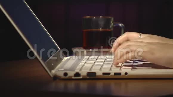 女性手在白色笔记本电脑上打字特写视频的预览图