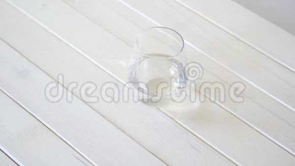 白色木桌上有水晶水的玻璃视频的预览图