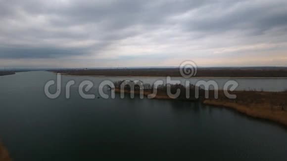 在一个春天的早晨无人机在Don的Rostov附近拍摄了Don河视频的预览图