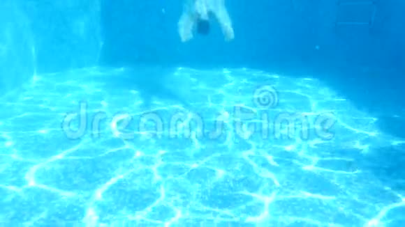 孩子们在水下游泳4k慢动作视频的预览图