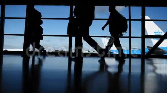 窗前机场的旅客剪影视频的预览图