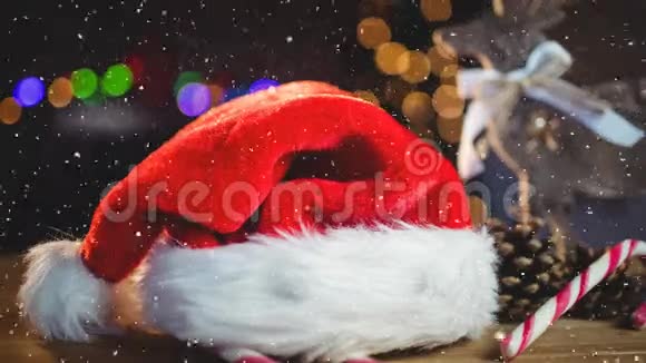 带着圣诞帽和装饰品的降雪视频的预览图