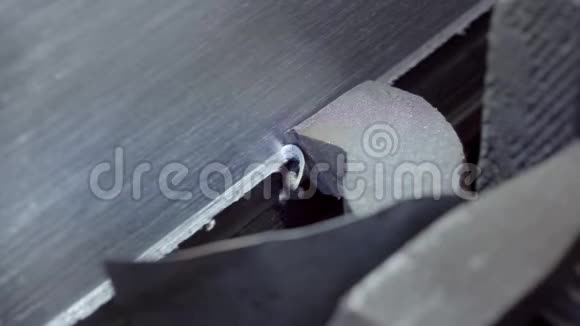数控铣床在工厂生产金属细节金属加工机器移除一层金属视频的预览图
