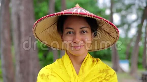 漂亮的戴帽子的亚洲女士视频的预览图