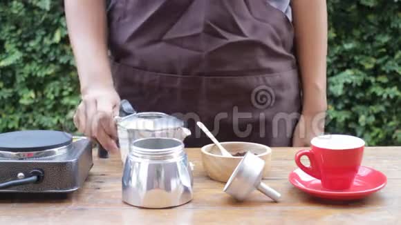 莫卡壶酿造的自制热浓咖啡视频的预览图