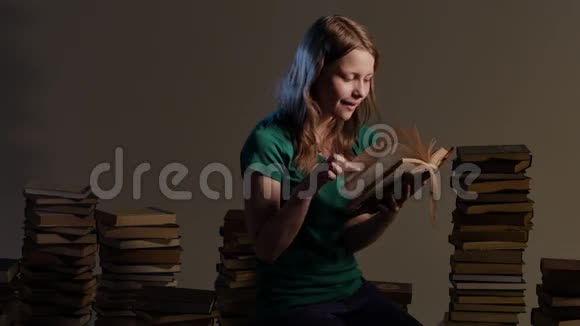 十几岁的女孩被书和阅读所包围4KUHD视频的预览图