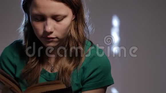 十几岁的女孩被书和阅读所包围4KUHD视频的预览图