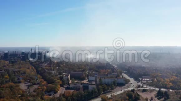 空中观景城市上空的烟雾视频的预览图