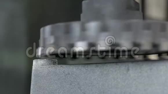 数控铣床在工厂生产金属细节金属加工机器移除一层金属视频的预览图