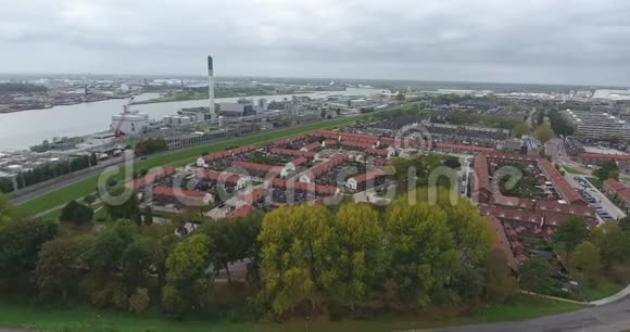 多德雷希特河畔兹维恩德雷希特市的鸟瞰图视频的预览图