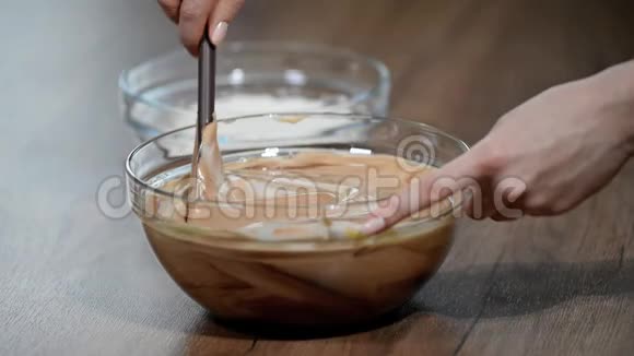 混合可可粉面粉和打鸡蛋做巧克力层蛋糕视频的预览图