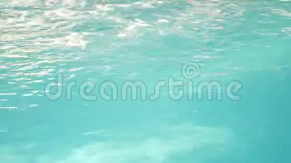 豪华度假游泳池有美丽干净的蓝色水4k游泳池里的蓝色水视频的预览图