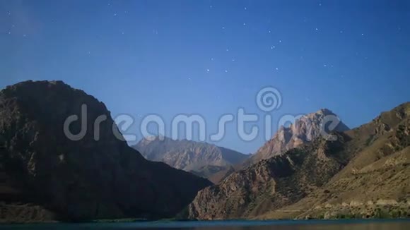 星星在山上全景伊斯坎德库尔视频的预览图