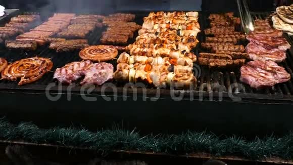 罗马尼亚传统香肠米基串和烤牛排在传统的冬季街头集市视频的预览图