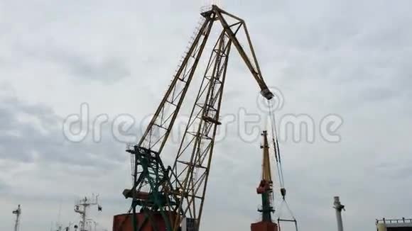 海上港口起重机工程视频的预览图
