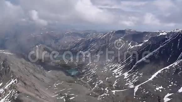 山湖空中拍摄的空中冰视频的预览图