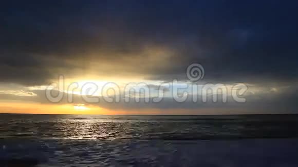 日出在海滩上的时间流逝视频的预览图