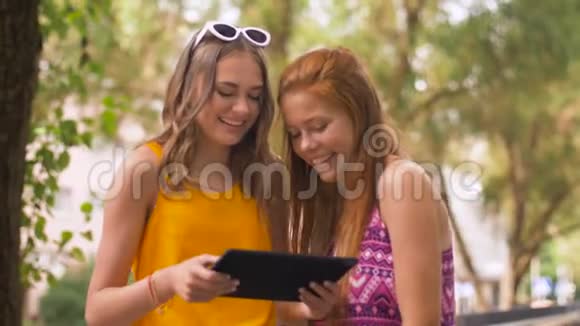 夏季公园里带平板电脑的少女视频的预览图