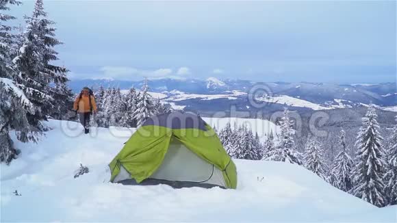 在山里的冬季旅行视频的预览图