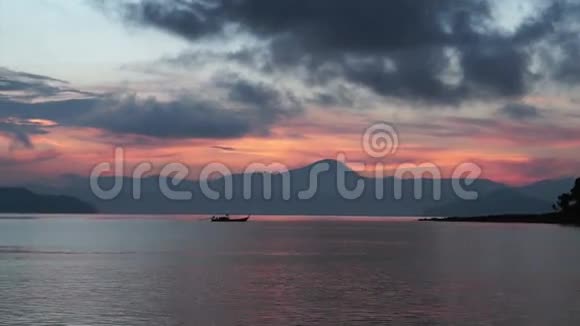 热带日出与海上渔船视频的预览图