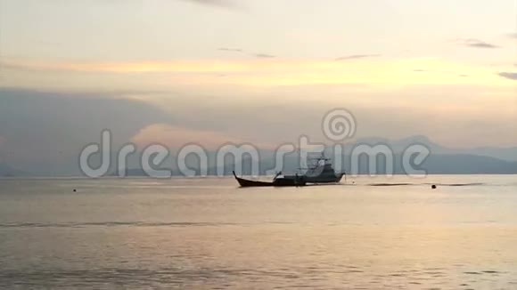 热带日出与海上渔船视频的预览图