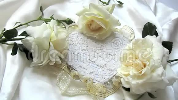三朵白玫瑰和爱的心视频的预览图