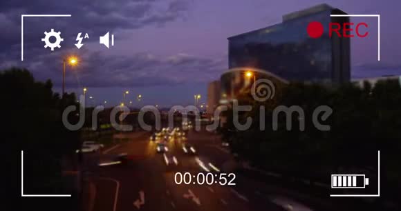 在数码相机4k上快速拍摄夜间交通视频的预览图
