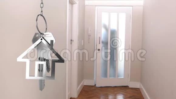 房子钥匙和钥匙挂在新家的夫妇在后台视频的预览图