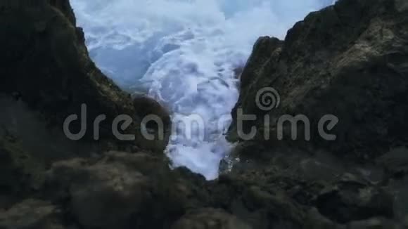 日落时海浪拍打海岸视频的预览图