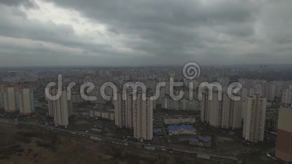 空中无人机拍摄的灰色反乌城区与相同的房屋视频的预览图
