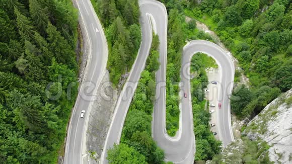 弯曲的道路有汽车和美丽的森林景观罗马尼亚比卡兹戈格斯视频的预览图