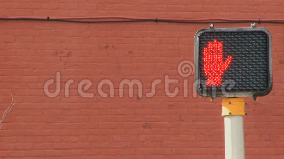 人行横道红砖墙Behin视频的预览图