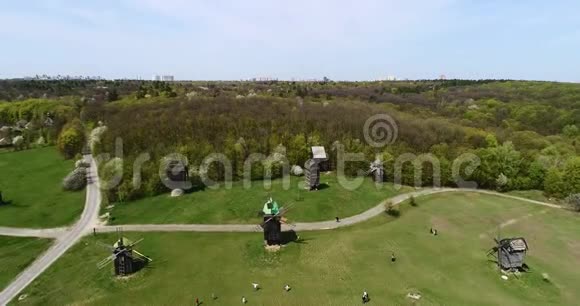 基耶夫皮罗戈沃春季乌克兰传统村落的空中景观视频的预览图