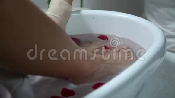 女性水疗沙龙的脚部按摩视频的预览图