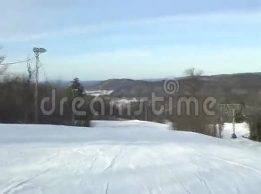 滑雪者的低观视频的预览图