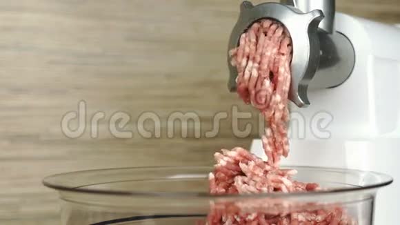 用绞肉机烹调肉肉视频的预览图