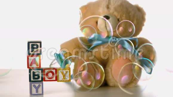泡泡漂浮在婴儿积木上肥皂和泰迪熊视频的预览图
